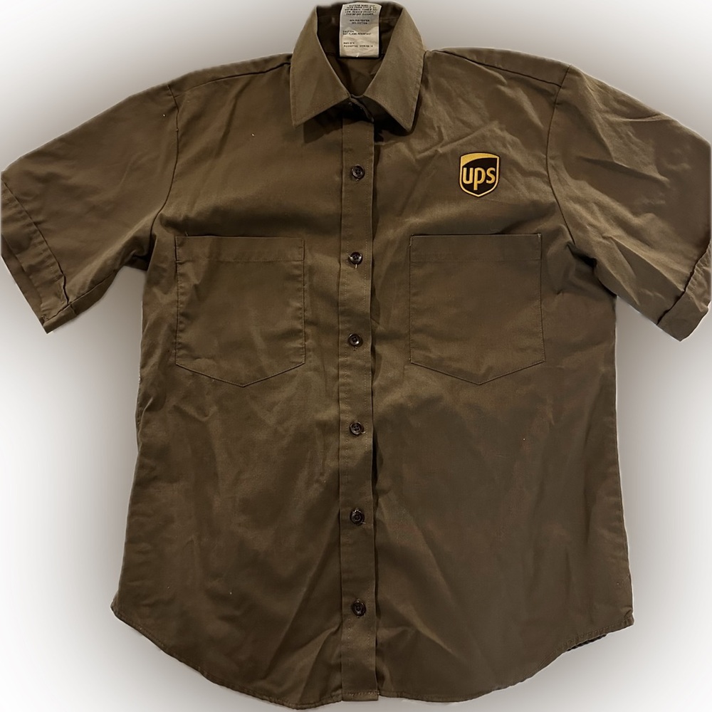 Men’s UPS shirt size small runs small.